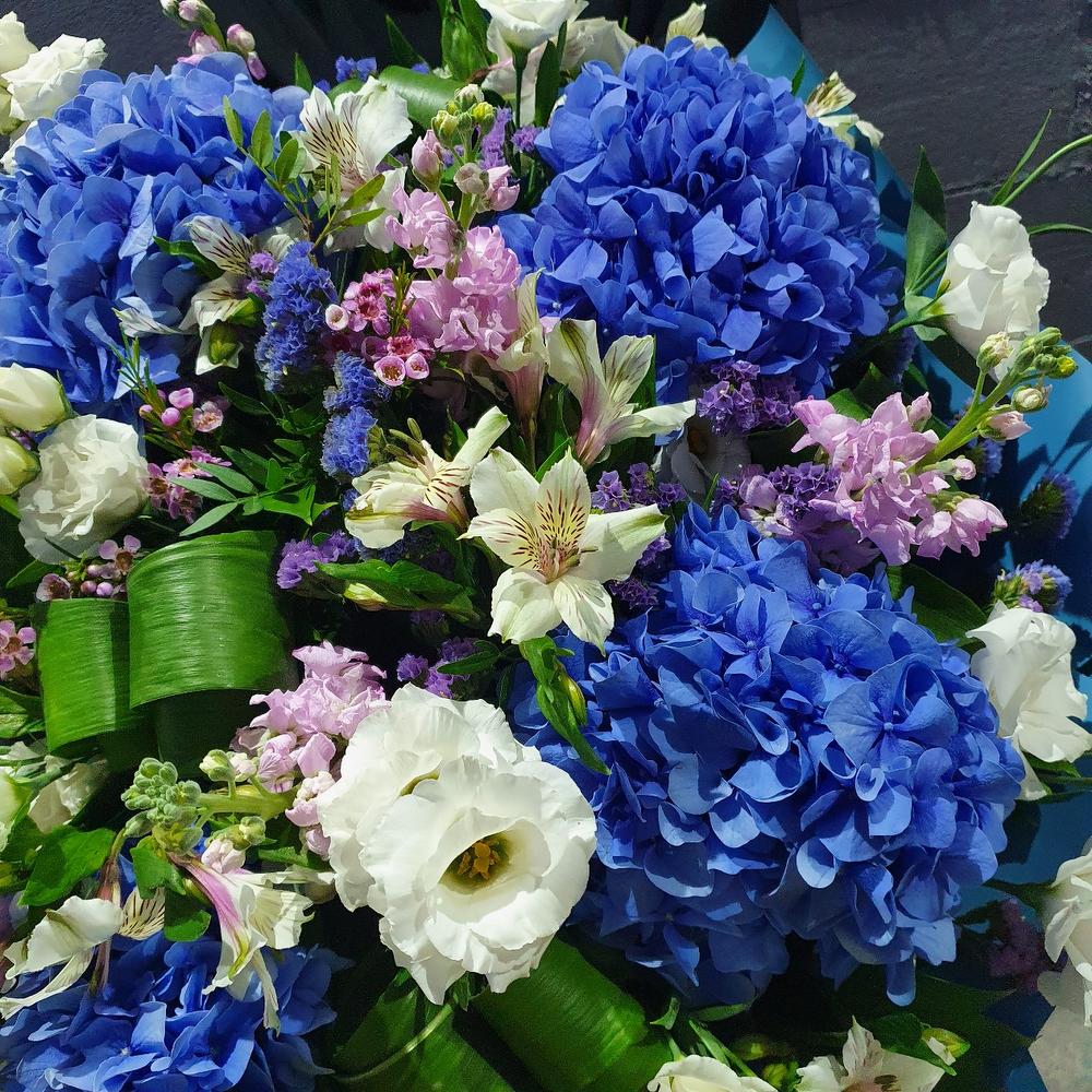 лизиантусом и альстромерией лизиантусом и альстромерией